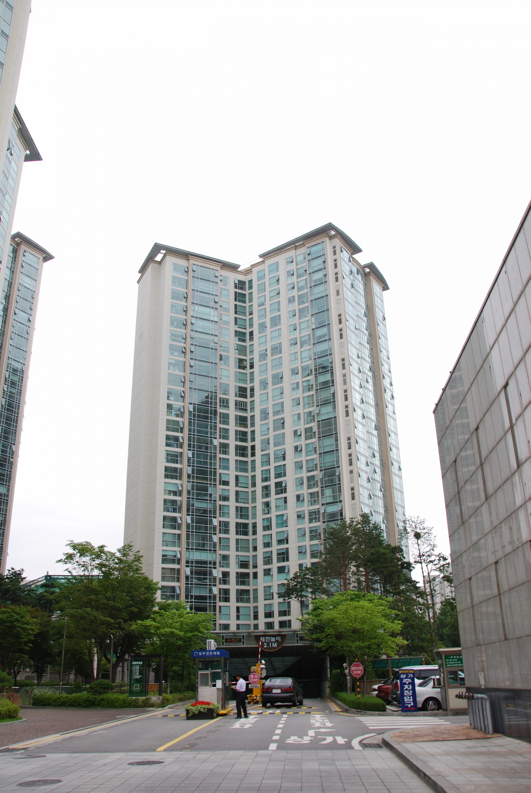 서울 대치동 공동주택의 출입구와 주변 공간