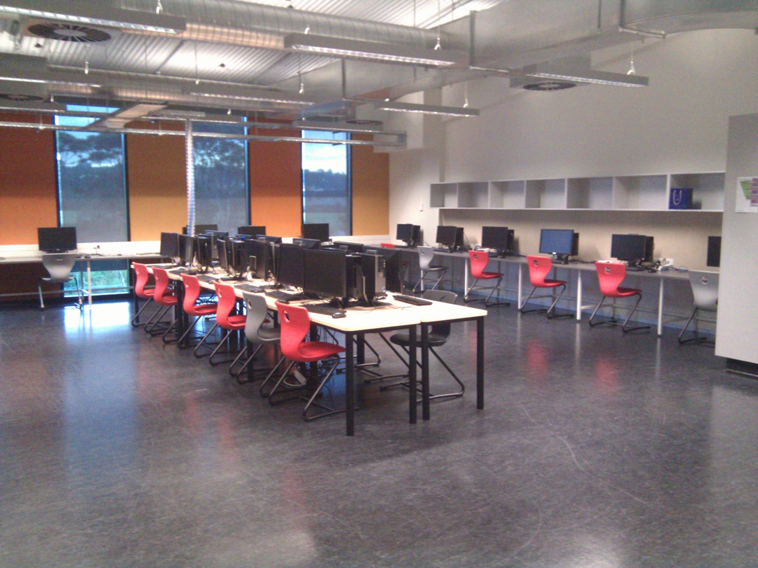컴퓨터와 작업용 책상이 배치된 디지털 기술 교실