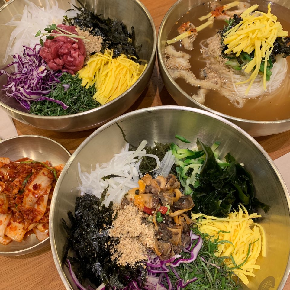 여러 재료를 한 그릇에 담은 비빔밥