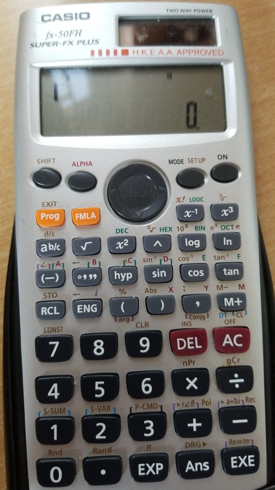 숫자 키와 여러 기능 버튼이 있는 전자계산기